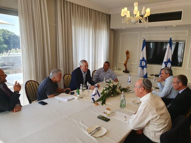 جانتس يلتقي عودة والطيبي