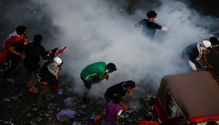 أدخنة قنابل الغاز المسيل للدموع تحاصر المتظاهرين - رويترز 