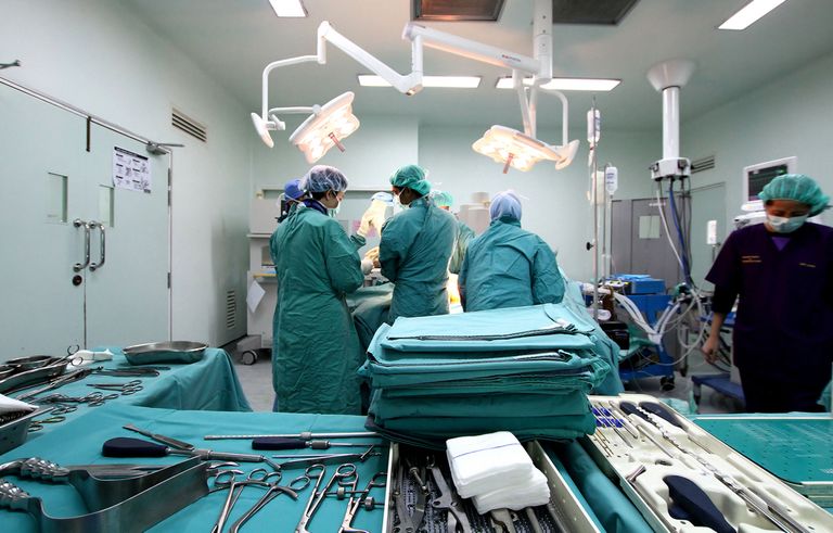 الفتاة جينا سكارديت أثناء الجراحة