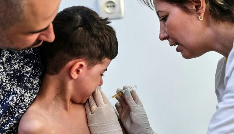 تطعيم أحد الأطفال ضد الحصبة