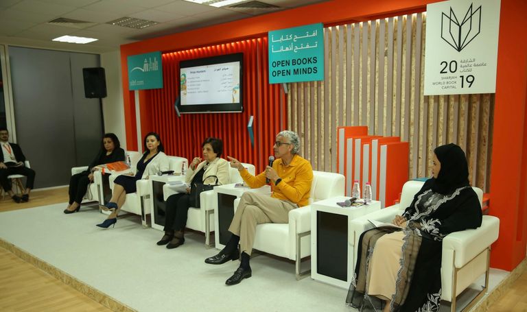 إحدى الندوات الحوارية في "الشارقة للكتاب"