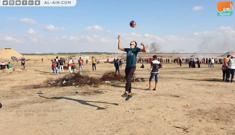 الفلسطينيون يواصلون المشاركة في مسيرات العودة رغم قمع الاحتلال