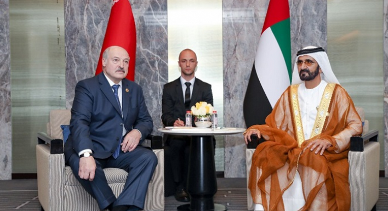 الشيخ سيف بن زايد آل نهيان لدى استقباله الرئيس البيلاروسي