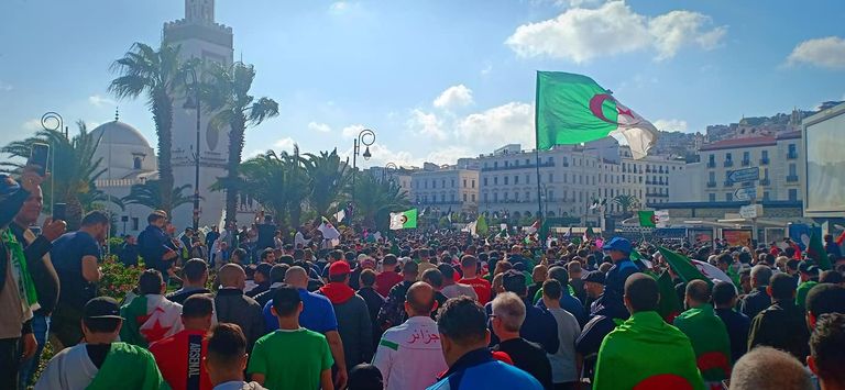 مظاهرات في الجزائر ضد إجراء الانتخابات بوجود رموز نظام بوتفليقة مظاهرات في الجزائر بالتزامن مع عيد الثورة