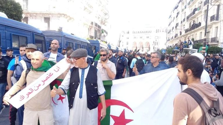 مظاهرات في الجزائر ضد إجراء الانتخابات بوجود رموز نظام بوتفليقة مظاهرات في الجزائر بالتزامن مع عيد الثورة