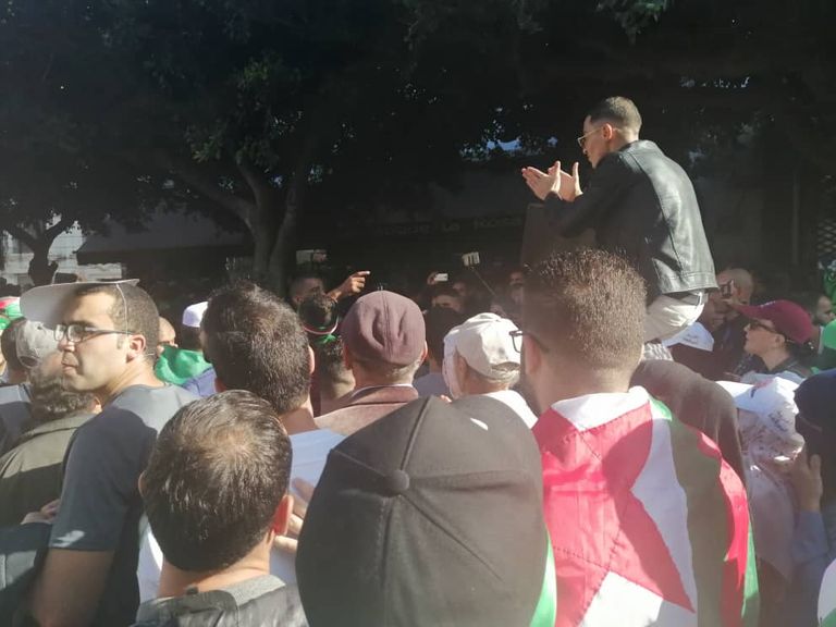 مظاهرات في الجزائر ضد إجراء الانتخابات بوجود رموز نظام بوتفليقة مظاهرات في الجزائر بالتزامن مع عيد الثورة