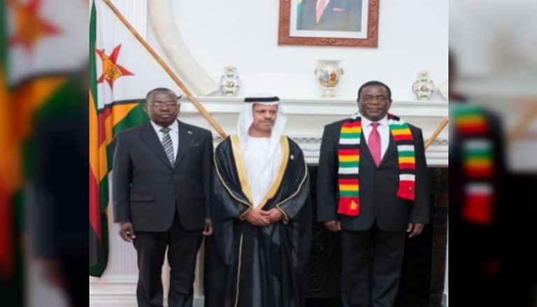 رئيس زيمبابوي خلال استقباله سفير الإمارات
