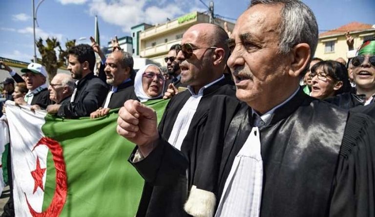 إضراب القضاة في الجزائر وقفة احتجاجية للقضاة المضربين بالجزائر