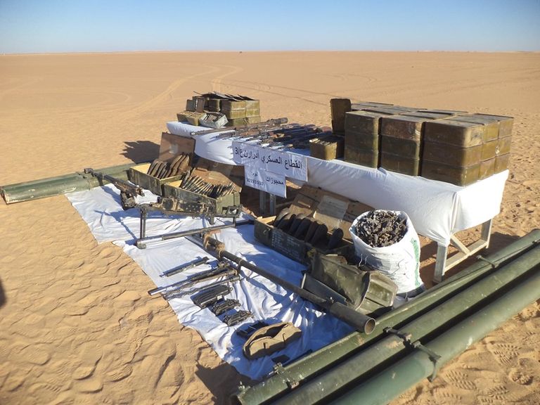 الجيش الجزائري يضبط أسلحة حربية جنوب البلاد عناصر من الجيش الجزائري مع الأسحلة المضبوطة