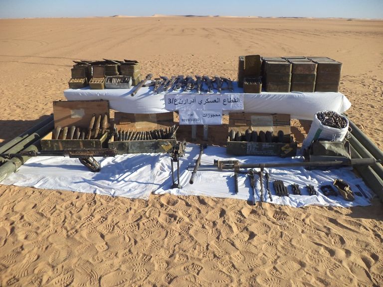 الجيش الجزائري يضبط أسلحة حربية جنوب البلاد عناصر من الجيش الجزائري مع الأسحلة المضبوطة