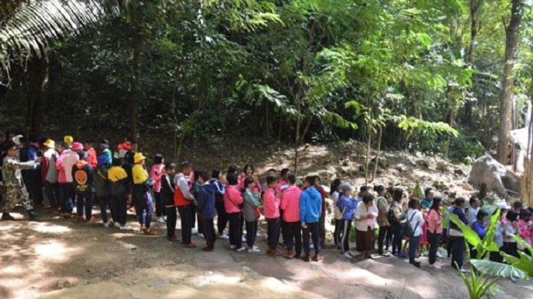 سياح قبالة الكهف