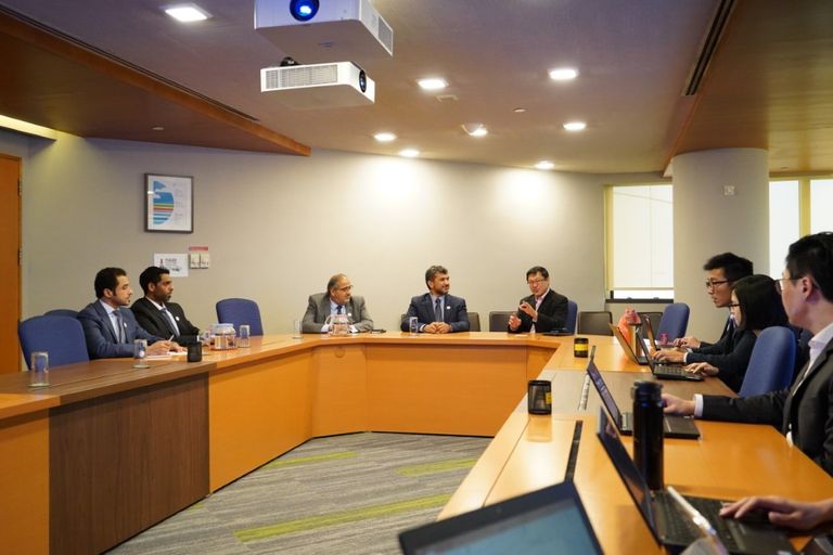 المهندس عويضة مرشد المرر رئيس دائرة الطاقة في أبوظبي والوفد المرافق له