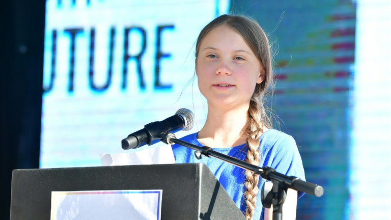 رجل إطفاء أمريكي يحاول مكافحة النيران المستعرة في غابات كاليفورنيا