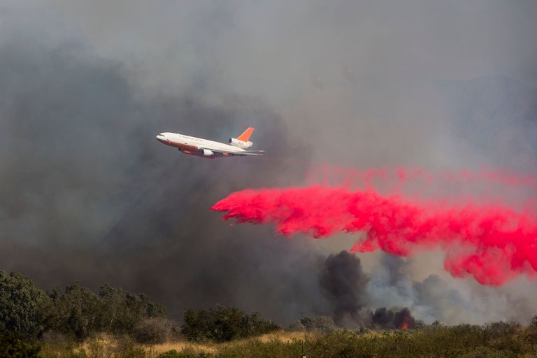 رجل إطفاء أمريكي يحاول مكافحة النيران المستعرة في غابات كاليفورنيا