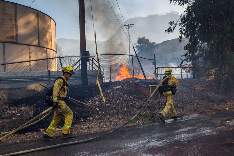 رجل إطفاء أمريكي يحاول مكافحة النيران المستعرة في غابات كاليفورنيا