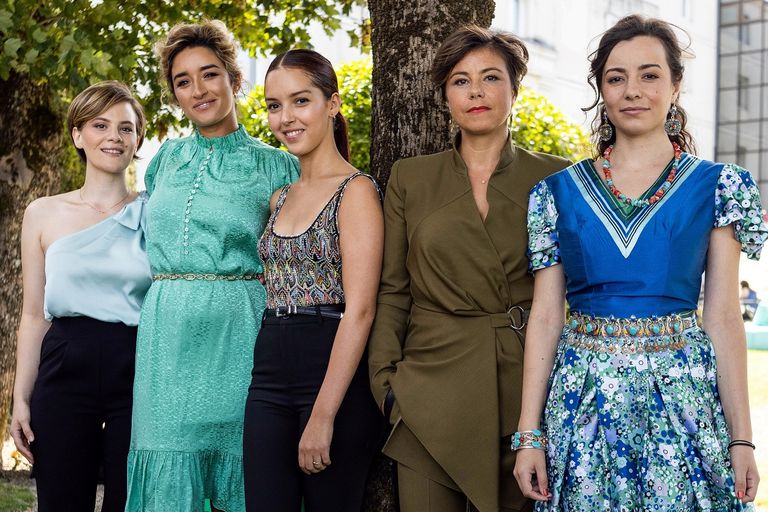 بطلات فيلم "بابيشا" مع المخرجة ملصق فيلم نورة تحلم