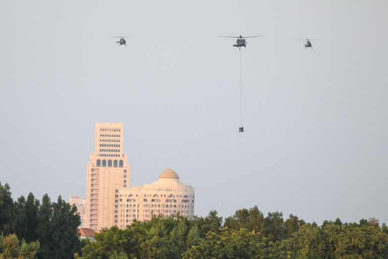 الشيخ سعود بن صقر القاسمي يشهد العرض العسكري حصن الاتحاد 6