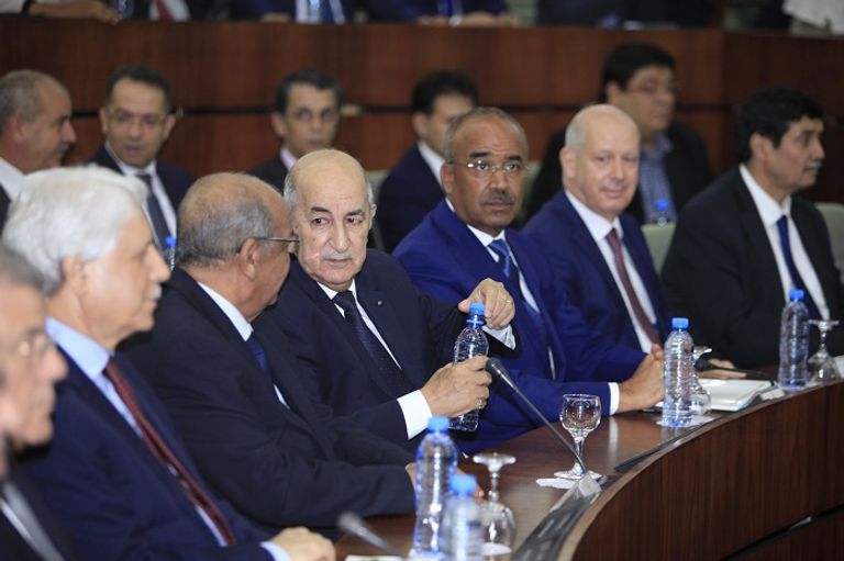 عبد المجيد تبون رئيس الوزراء الجزائري الأسبق رئيسا الوزراء السابقان في الجزائر علي بن فليس وعبدالمجيد تبون