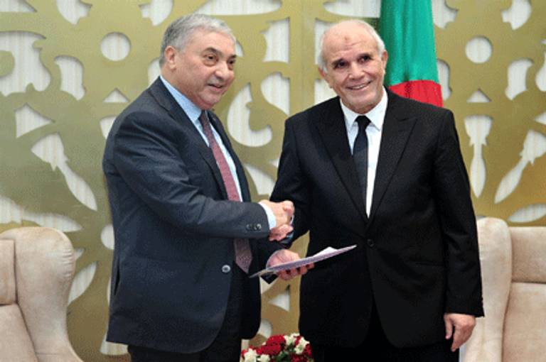 رئيسا الوزراء السابقان في الجزائر علي بن فليس وعبدالمجيد تبون