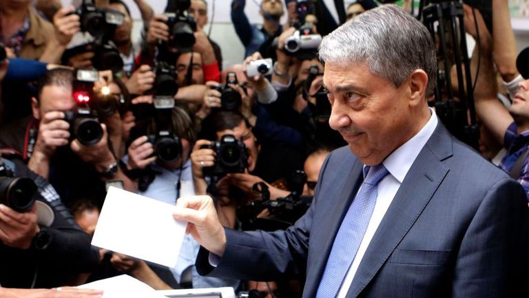 علي بن فليس رئيس الوزراء الجزائري الأسبق رئيسا الوزراء السابقان في الجزائر علي بن فليس وعبدالمجيد تبون