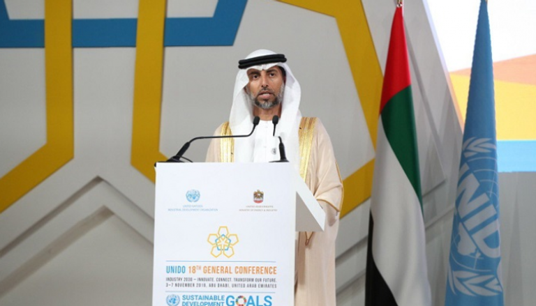  وزير الطاقة والصناعة الإماراتي أثناء إلقاء كلمته أمام 