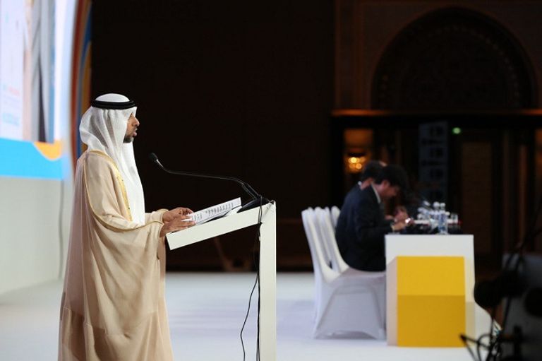 وزير الطاقة والصناعة الإماراتي أثناء إلقاء كلمته أمام