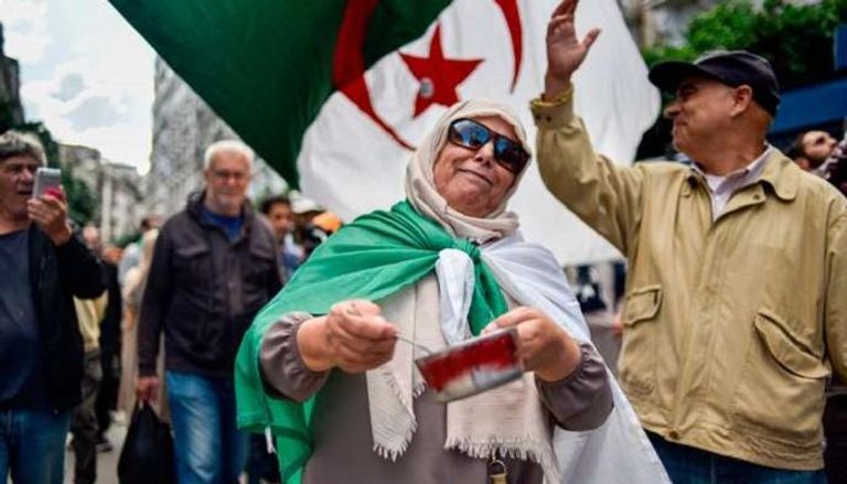 جزائرية تقرع إحدى الأواني للاستماع إلى مطالبها