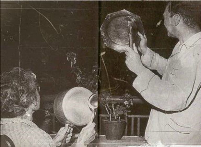 جزائرية تقرع إحدى الأواني للاستماع إلى مطالبها