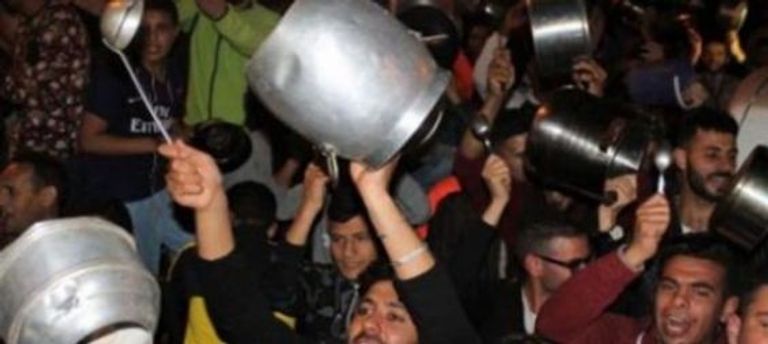 جزائرية تقرع إحدى الأواني للاستماع إلى مطالبها