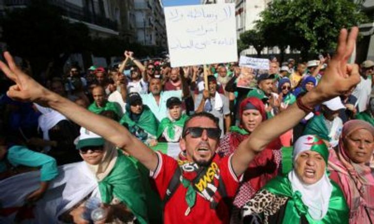 جزائرية تقرع إحدى الأواني للاستماع إلى مطالبها