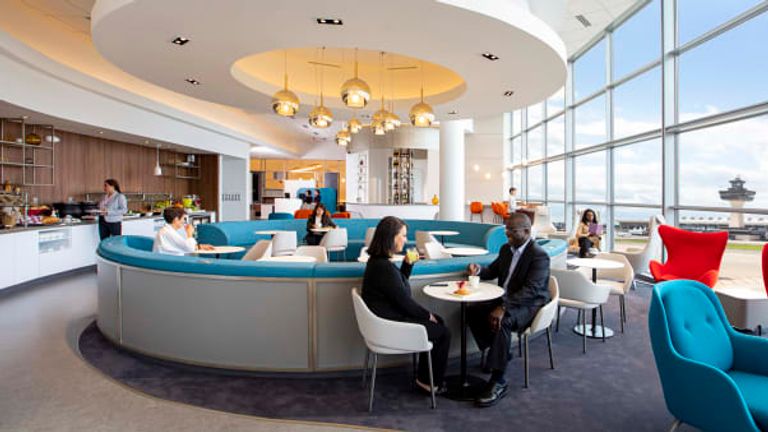 "طيران الإمارات" أعادت العصر الذهبي للسفر جوا