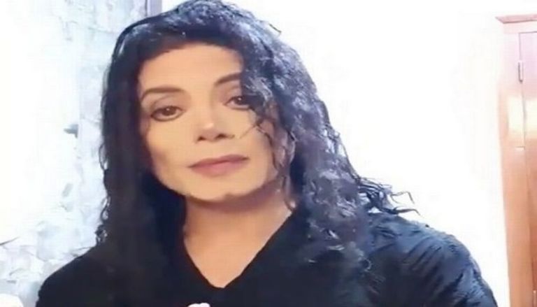 مغني البوب مايكل جاكسون وشبيهه