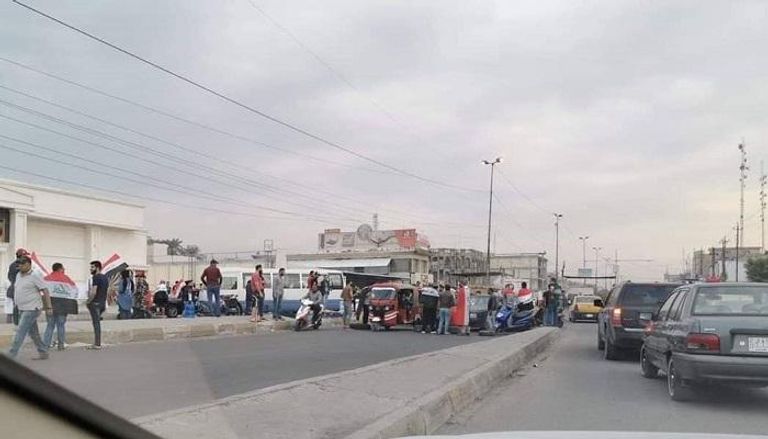 متظاهرون يقطعون الطريق وسط بغداد