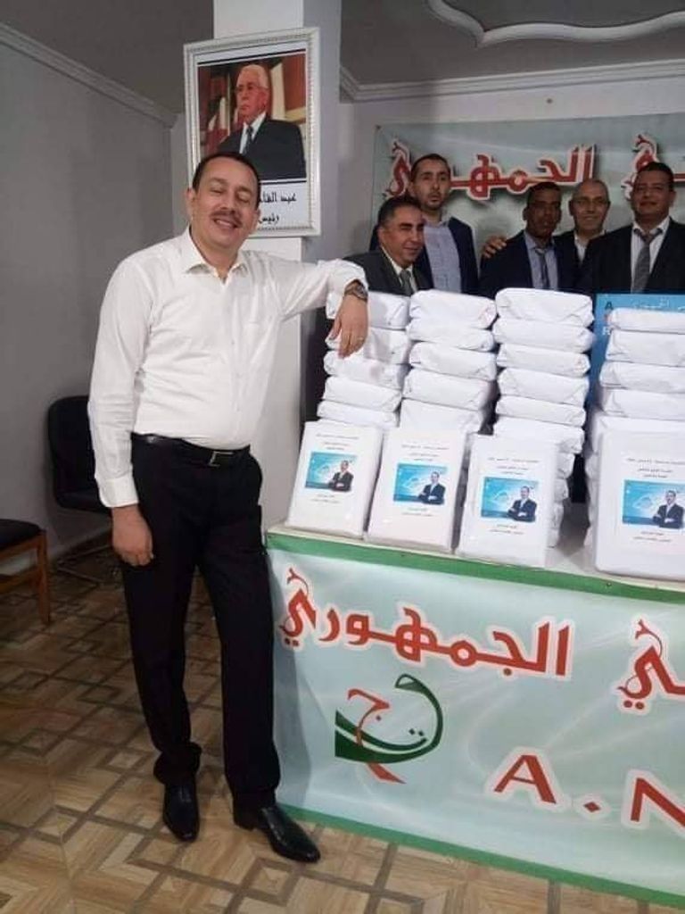 بلقاسم ساحلي مرشحو انتخابات الرئاسة بالجزائر يشرعون في مغازلة الناخب والمقصيون يطعنون