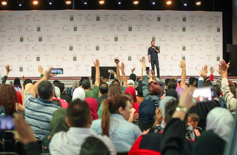 جانب من ندوة "آداب عربية" بمعرض الشارقة الدولي للكتاب