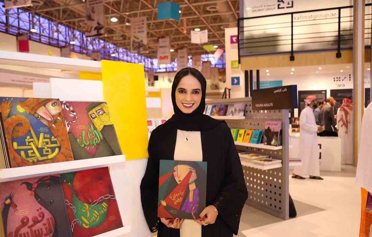 جانب من ندوة "آداب عربية" بمعرض الشارقة الدولي للكتاب