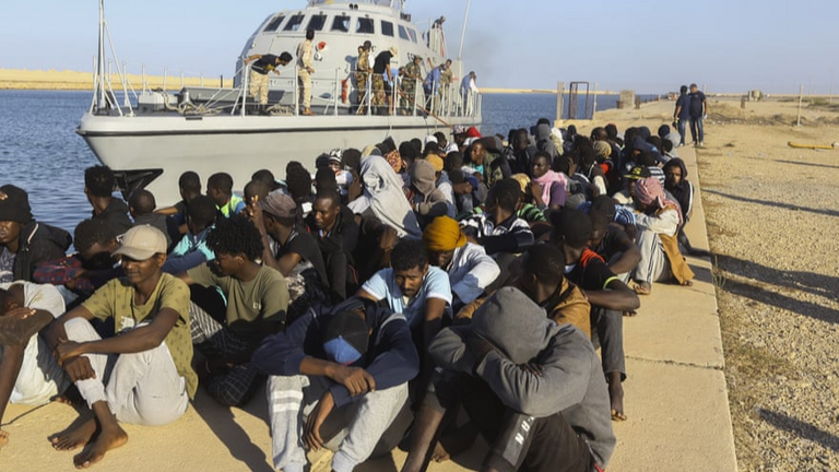 محتجزون بأحد مراكز اللجوء في ليبيا