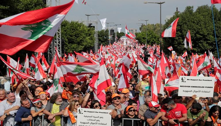أنصار الرئيس اللبناني يتظاهرون أمام القصر الجمهوري - أ ف ب