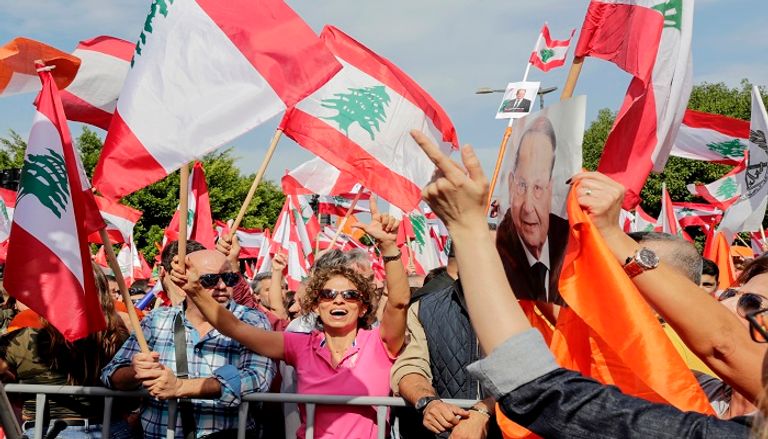 أنصار الرئيس اللبناني يتظاهرون أمام القصر الجمهوري - أ ف ب