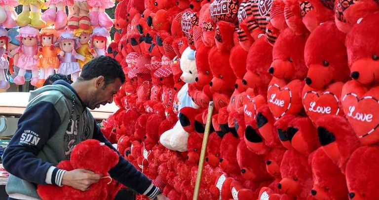 يوم الحب بنسخته المصرية.. جنازة ولدت عيدا