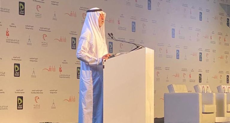 الشيخ نهيان بن مبارك يكرم عددا من المبدعين في مجالات الفن والأدب