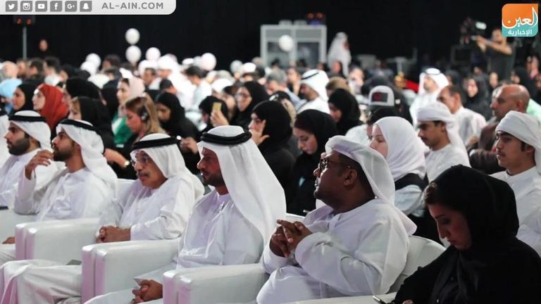 الشيخ نهيان بن مبارك يكرم عددا من المبدعين في مجالات الفن والأدب