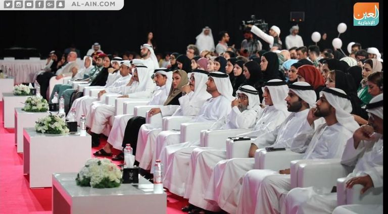 الشيخ نهيان بن مبارك يكرم عددا من المبدعين في مجالات الفن والأدب