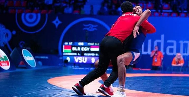 احتفال كيشو مع مدربه بعد الذهبية