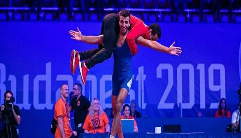 كيشو يحمل مدربه في المجر بعد المباراة النهائية