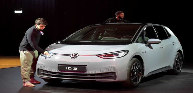 المستشار الألمانية خلال افتتاح خط الإنتاج الجديد