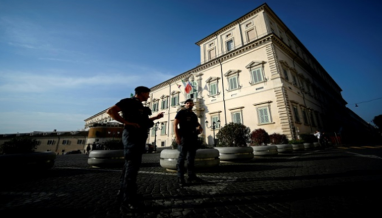 عنصران من الشرطة الإيطالية قرب القصر الرئاسي في روما