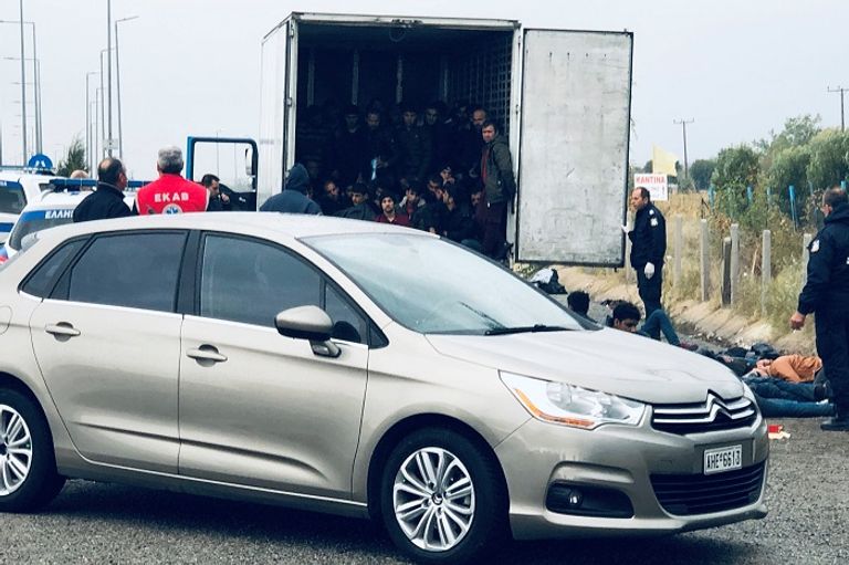 الشرطة اليونانية تخرج المهاجرين من الشاحنة