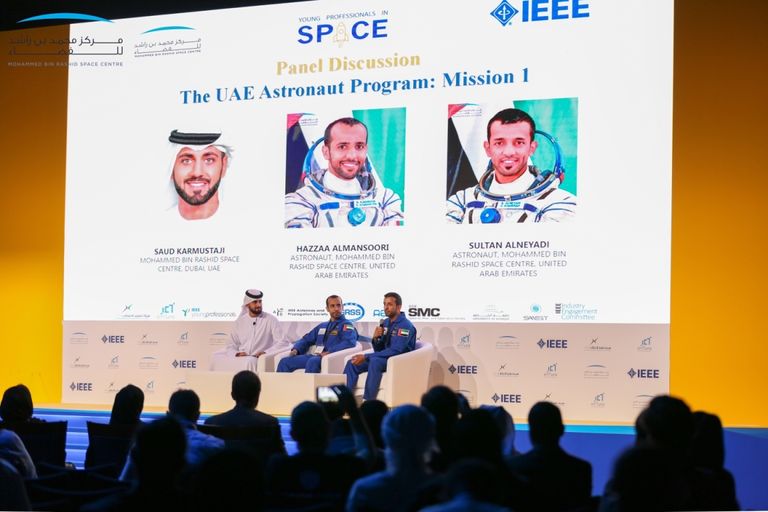 رائدا الفضاء هزاع المنصوري وسلطان النيادي خلال المؤتمر