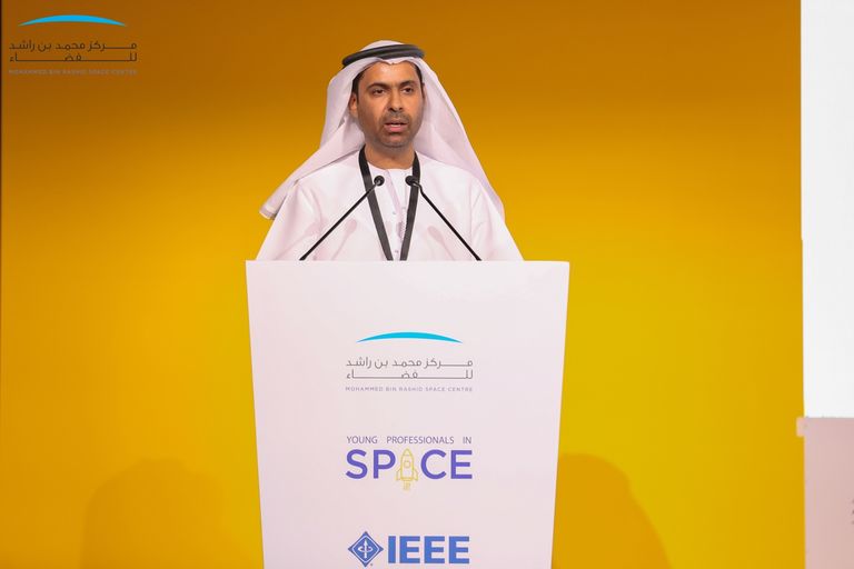 رائدا الفضاء هزاع المنصوري وسلطان النيادي خلال المؤتمر